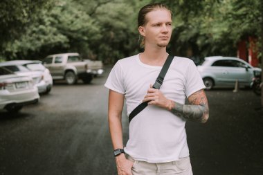 Sarışın adam Tayland 'da caddede duruyor. Yüksek kalite fotoğraf