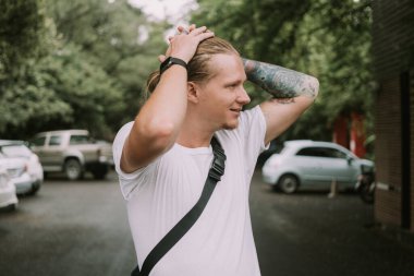 Sarışın adam Tayland 'da caddede duruyor. Yüksek kalite fotoğraf