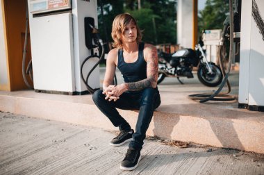 Fuar adamı motosikletinin üstünde oturuyor. Yüksek kalite fotoğraf