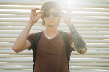 Beyaz bambu duvarındaki sarışın adamın portresi. Yüksek kalite fotoğraf