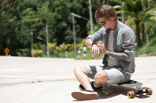 Jonge Volwassen Man Met Skateboard Weg Hoge Kwaliteit Foto — Stockfoto