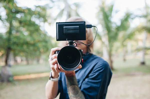 Man Videographer Standing Outdoors His Camera Gimbal Selective Focus — Stock Photo, Image