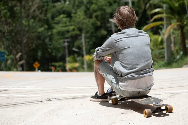 Jovem Adulto Com Prancha Skate Estrada Foto Alta Qualidade — Fotografia de Stock