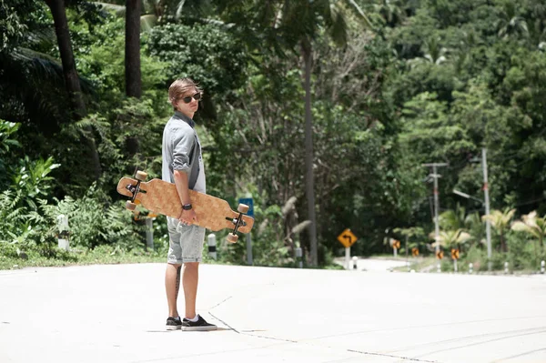 Junger Erwachsener Mann Mit Skateboard Unterwegs Hochwertiges Foto — Stockfoto
