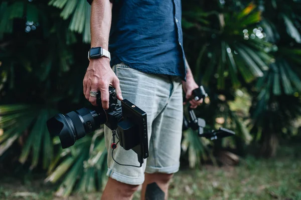 Férfi Videós Kint Áll Szabadban Kamerájával Gimbaljával Szelektív Fókusz — Stock Fotó