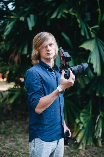 Man Videografer Berdiri Luar Ruangan Dengan Kamera Dan Gimbal Fokus — Stok Foto