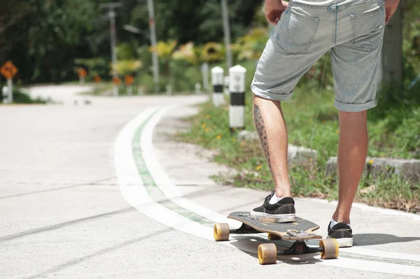 Hombre Joven Adulto Con Tabla Skate Carretera Foto Alta Calidad — Foto de Stock