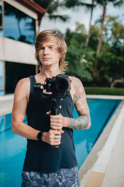 Homem Videógrafo Está Livre Com Sua Câmera Gimbal Foco Seletivo — Fotografia de Stock