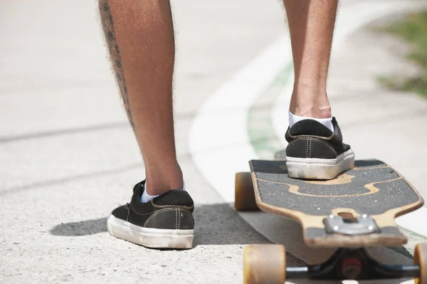 Jovem Adulto Com Prancha Skate Estrada Foto Alta Qualidade — Fotografia de Stock
