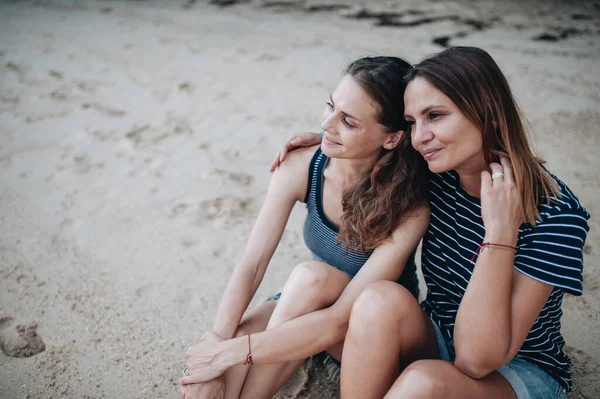 Дві Жінки Друзі Сидять Пляжі — стокове фото