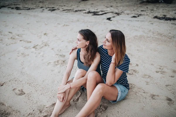 Twee Vriendinnen Zitten Het Strand — Stockfoto