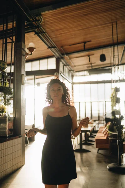 Potret Seorang Wanita Keriting Berjalan Restoran Backlit Foto Berkualitas Tinggi — Stok Foto