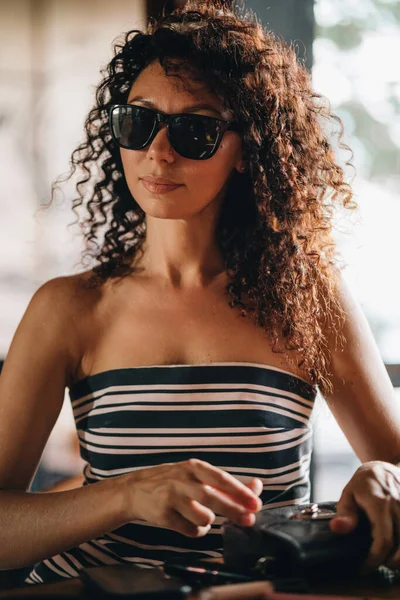 Portret Kręconej Kobiety Okularach Przeciwsłonecznych Wysokiej Jakości Zdjęcie — Zdjęcie stockowe