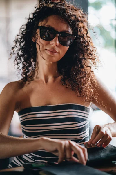 Πορτρέτο Μιας Κατσαρής Γυναίκας Γυαλιά Ηλίου Υψηλής Ποιότητας Φωτογραφία — Φωτογραφία Αρχείου