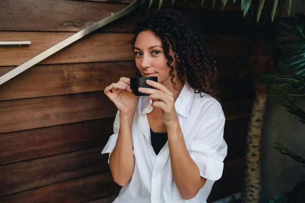 Πορτρέτο Μιας Κατσαρής Γυναίκας Που Πίνει Καφέ Υψηλής Ποιότητας Φωτογραφία — Φωτογραφία Αρχείου