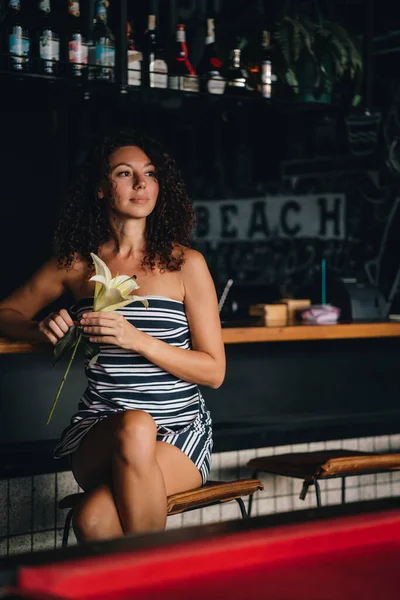 Potret Seorang Wanita Keriting Duduk Sebuah Bar Foto Berkualitas Tinggi — Stok Foto