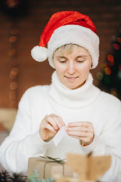 Kvinna Santa Hatt Inslagning Julklappar Med Ekomaterial Hemma — Stockfoto