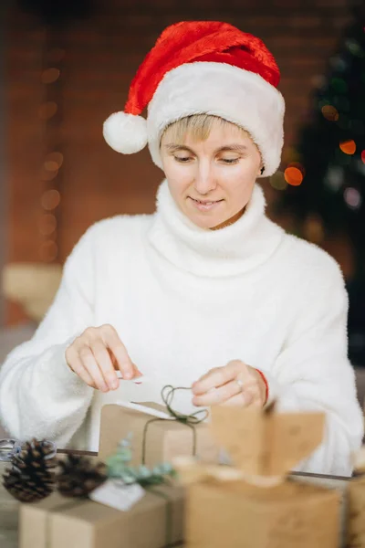 Vrouw Santa Hoed Verpakking Kerstcadeaus Met Eco Materialen Thuis — Stockfoto