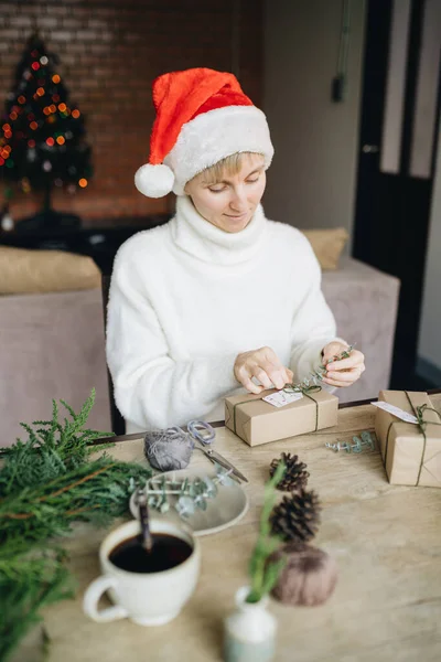 Chapeau Femme Santa Enveloppant Cadeaux Noël Avec Des Matériaux Écologiques — Photo
