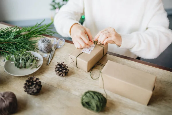 Vrouw Santa Hoed Verpakking Kerstcadeaus Met Eco Materialen Thuis — Stockfoto