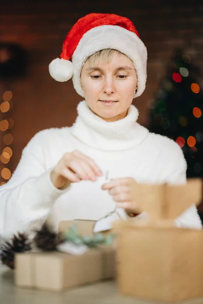 Chapeau Femme Santa Enveloppant Cadeaux Noël Avec Des Matériaux Écologiques — Photo