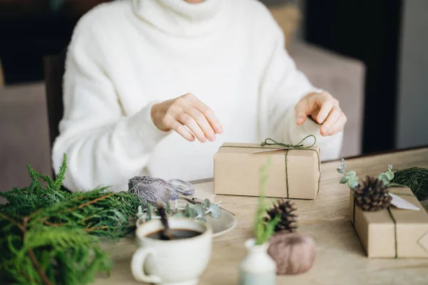 Perempuan Santa Hat Wrapping Natal Menyajikan Dengan Bahan Eko Rumah Stok Gambar