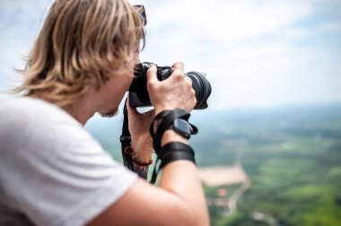 Fotoğrafçı adam manzara çekiyor. Yüksek kalite fotoğraf