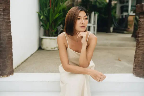 Mulher Asiática Atraente Vestido Bege Está Sentado Livre Foto Alta Fotografia De Stock