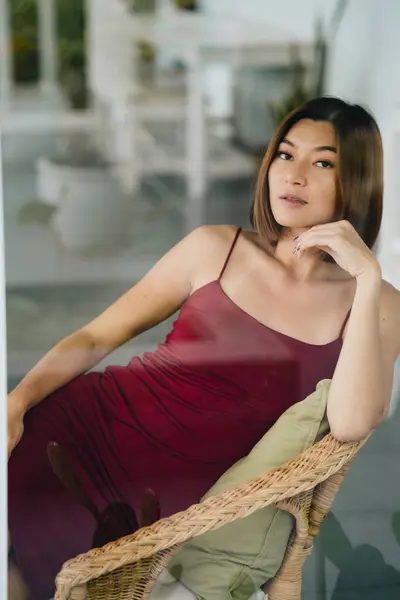 Atraente Mulher Asiática Vestido Vermelho Está Posando Foto Alta Qualidade Fotografias De Stock Royalty-Free
