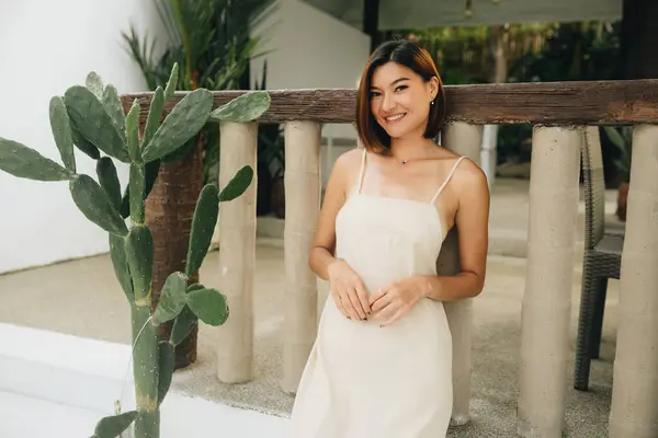 Mulher Asiática Atraente Vestido Bege Está Livre Foto Alta Qualidade Imagens Royalty-Free