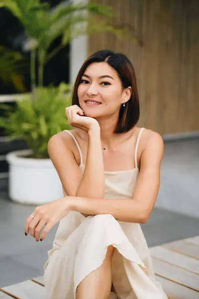 Atractiva Mujer Asiática Vestido Beige Está Sentado Aire Libre Foto Imágenes De Stock Sin Royalties Gratis