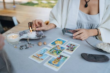 Bir kadın masada tarot düzeni hazırlıyor. Yüksek kalite fotoğraf