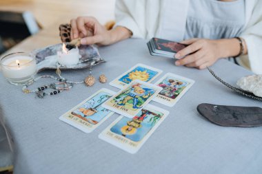 Bir kadın masada tarot düzeni hazırlıyor. Yüksek kalite fotoğraf