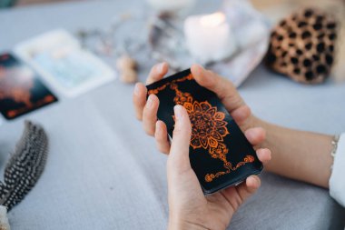 Bir kadın elinde tarot destesi tutuyor. Yüksek kalite fotoğraf