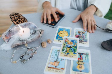 Bir kadın masada tarot düzeni hazırlıyor. Yüksek kalite fotoğraf