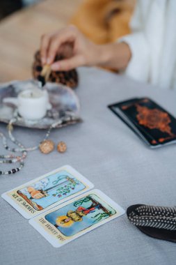 Bir kadın masada tarot düzeni hazırlıyor. Yüksek kalite fotoğraf