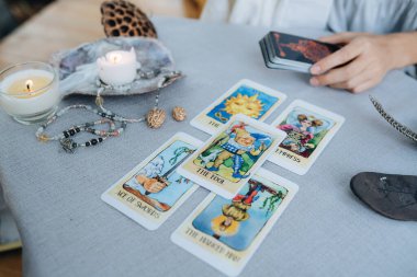 Bir kadın masada tarot düzeni hazırlıyor. Yüksek kalite fotoğraf