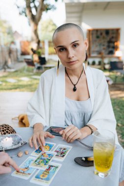 Kel bir tarot okuyucusunun bir müşterisiyle seansı var. Yüksek kalite fotoğraf