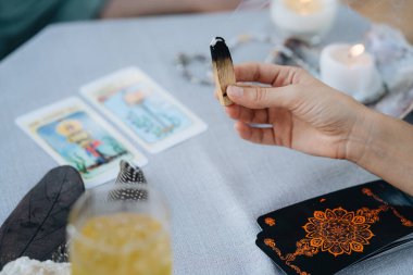 Bir kadın masada tarot düzeni hazırlıyor. Yüksek kalite fotoğraf