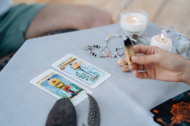 Bir kadın masada tarot düzeni hazırlıyor. Yüksek kalite fotoğraf