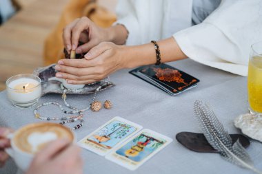 Bir kadın masada tarot düzeni hazırlıyor. Yüksek kalite fotoğraf