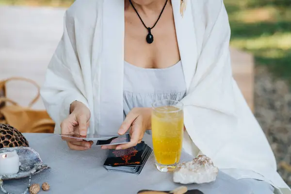 一个女人正在桌子上做塔罗牌布置 高质量的照片 免版税图库图片