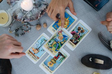 Bir kadın masada tarot düzeni hazırlıyor. Yüksek kalite fotoğraf