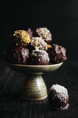 Karanlık arka planda tabaktaki çikolatalı mantarların durgun hayatı. Yüksek kalite fotoğraf