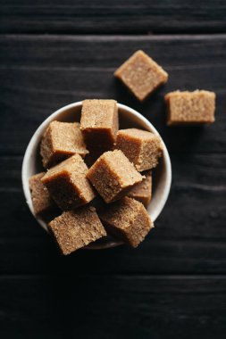 Karanlık arka planda bir kâsede Halva 'nın durgun hayatı. Yüksek kalite fotoğraf