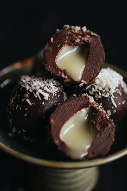 Koyu arka planda sıvı dolgulu çikolatalı trüf. Yüksek kalite fotoğraf