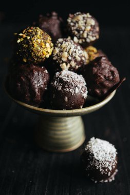 Karanlık arka planda tabaktaki çikolatalı mantarların durgun hayatı. Yüksek kalite fotoğraf