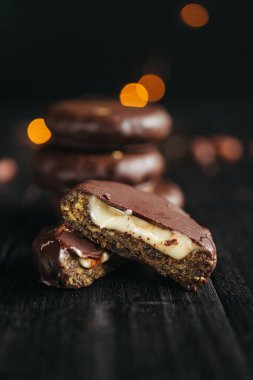 Çikolatadan, kurutulmuş meyvelerden ve koyu arkaplanda hindistan cevizi kremasından yapılmış bir tatlı. Yüksek kalite fotoğraf