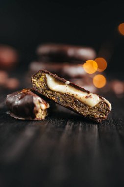 Çikolatadan, kurutulmuş meyvelerden ve koyu arkaplanda hindistan cevizi kremasından yapılmış bir tatlı. Yüksek kalite fotoğraf