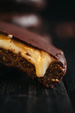 Çikolatadan, kurutulmuş meyvelerden ve koyu arkaplanda hindistan cevizi kremasından yapılmış bir tatlı. Yüksek kalite fotoğraf